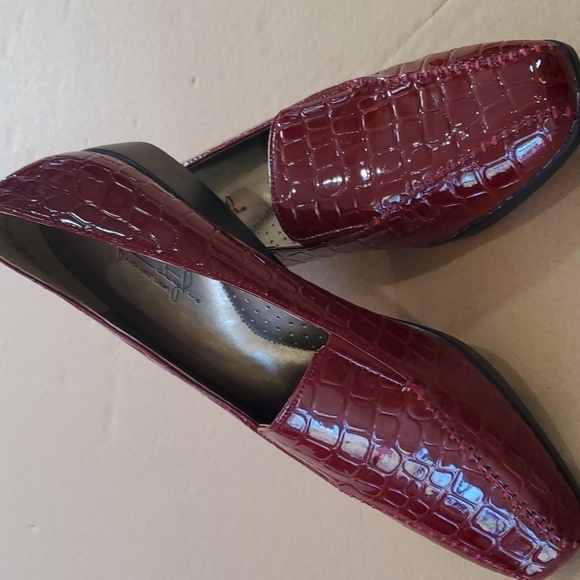 Hush Puppies Maroon NWT  Patent leather Croc pattern loafers 10M - Picture 2 of 9